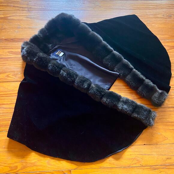 Vintage Black Faux Fur Lined Velvet Cape- Elegant Evening Wrap - Picture 4 of 6